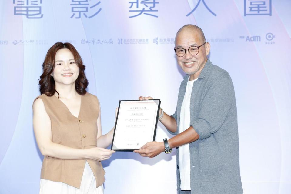 製片陳鴻元（右）頒發「最佳電影行銷」《關於我和鬼變成家人的那件事》給金盞花大影業Emma（左）。