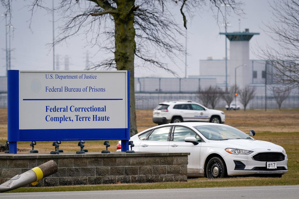 Image: Federal prison (Bryan Woolston / Reuters)