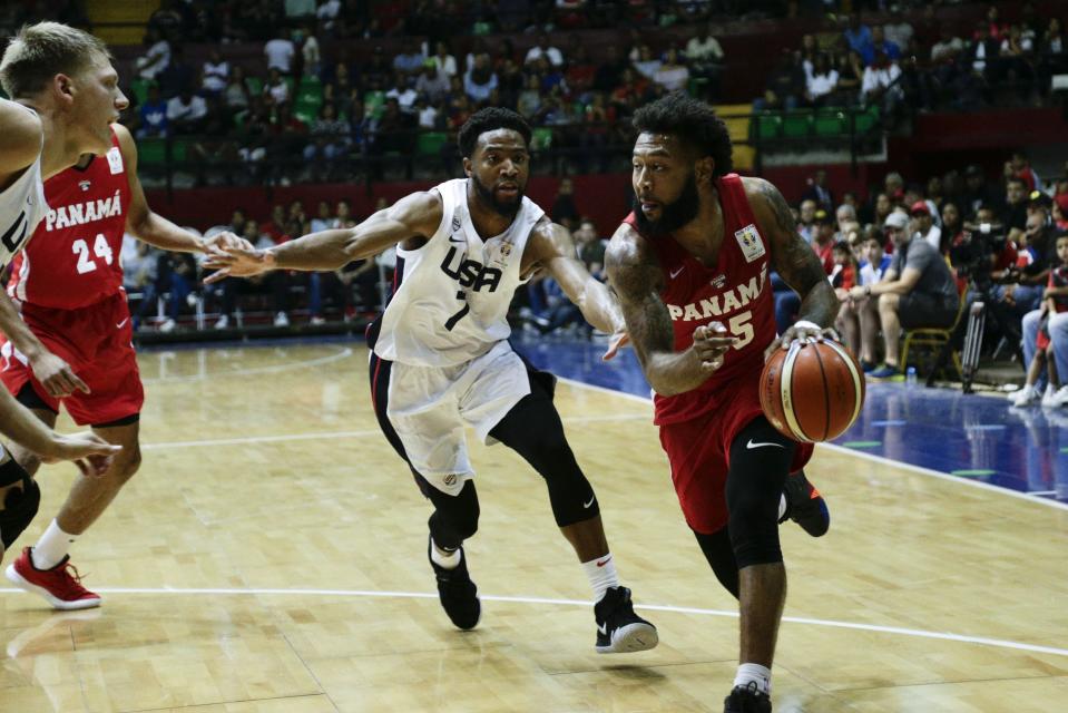 El panameño CJ Rodríguez controla el balón bajo la presión del estadounidense Chasson Randle durante el primer cuarto de un partido clasificatorio para la Copa Mundial de Baloncesto de China 2019, en Ciudad de Panamá, el lunes 17 de septiembre de 2018. (AP Foto/Arnulfo Franco)