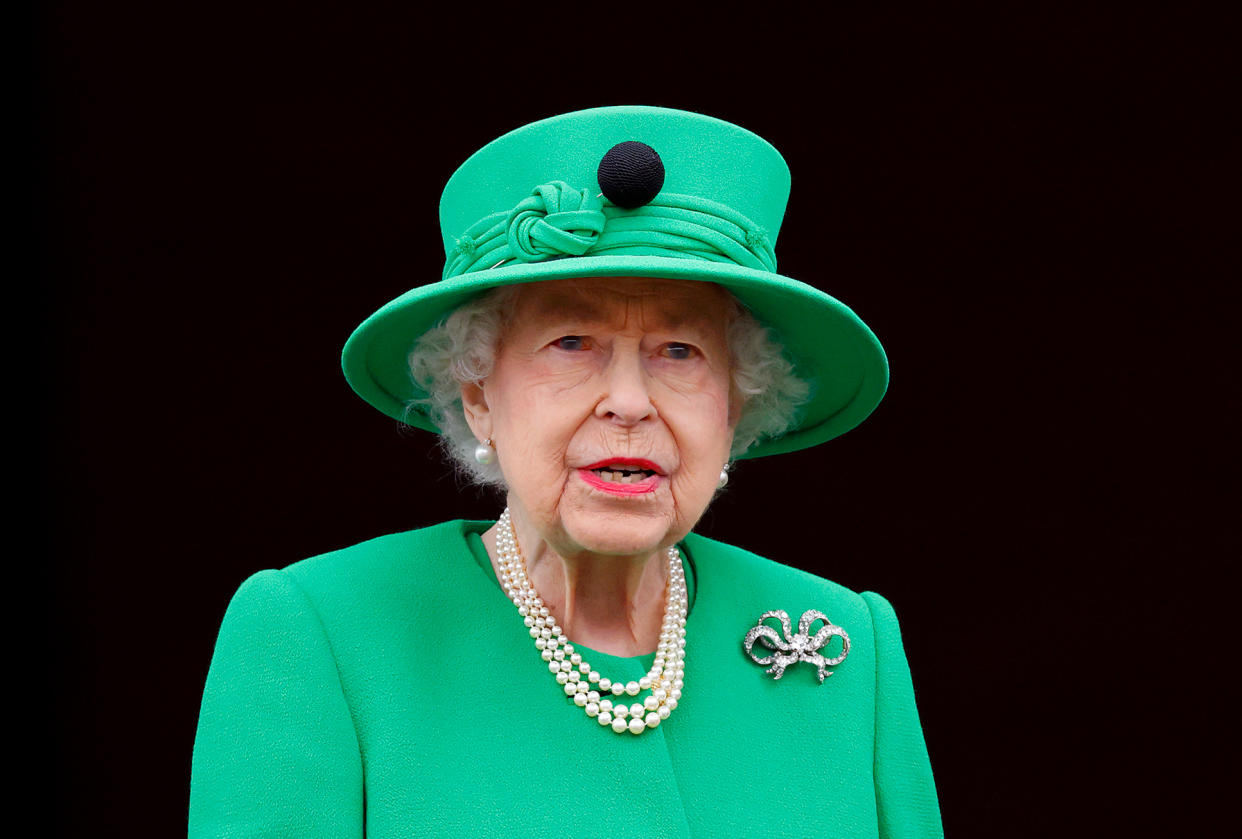 LONDON, UNITED KINGDOM - JUNE 05: (EMBARGOED FOR PUBLICATION IN UK NEWSPAPERS UNTIL 24 HOURS AFTER CREATE DATE AND TIME) Queen Elizabeth II stands on the balcony of Buckingham Palace following the Platinum Pageant on June 5, 2022 in London, England. The Platinum Jubilee of Elizabeth II is being celebrated from June 2 to June 5, 2022, in the UK and Commonwealth to mark the 70th anniversary of the accession of Queen Elizabeth II on 6 February 1952. (Photo by Max Mumby/Indigo/Getty Images)