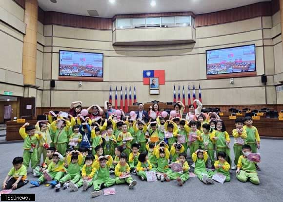 幼兒園的小朋友參訪市議會，議長童子瑋親自將復古燈籠贈送給每位小朋友。（記者王世明翻攝）