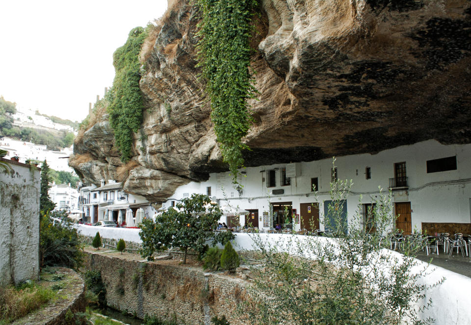 En el noreste de la Sierra de Cádiz se encuentra Setenil de las Bodegas, uno de los pueblos más pintorescos de España. Y es que cuenta con un curioso entramado urbano en el que las casas han sido construidas aprovechando los huecos del cañón formado por el río Guadalporcún. (Foto: Getty Images).