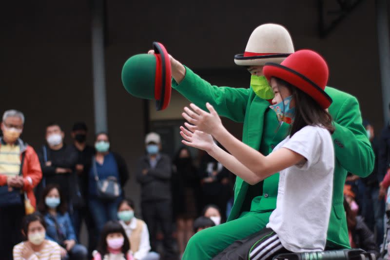 ▲「小綠人」帶來舞蹈默劇即興演出。（圖／品牌提供）