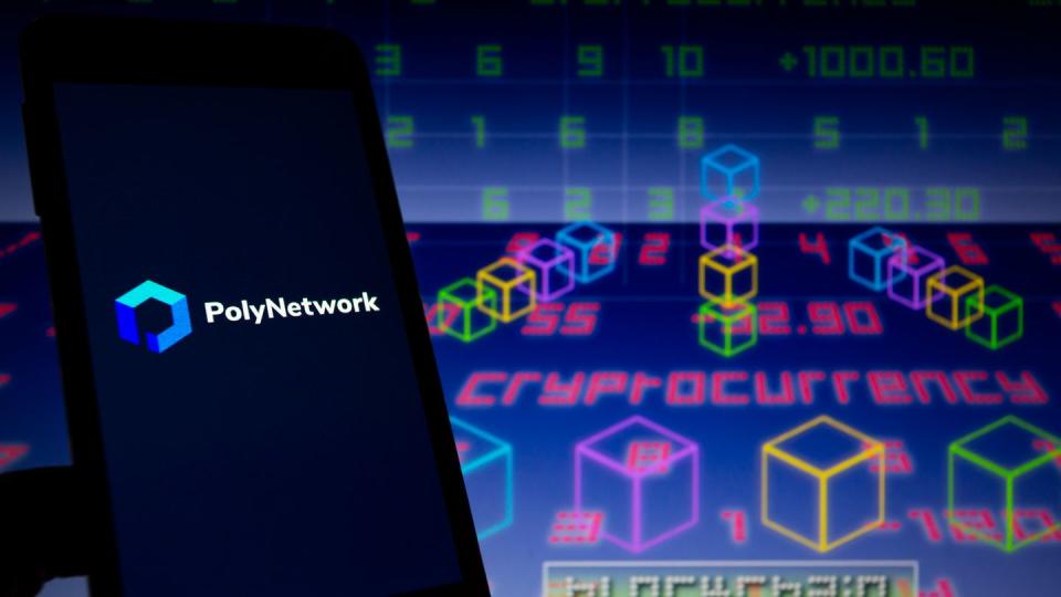 Das Logo der Plattform Poly Network wird auf einem Smartphone mit dem Wort «Cryptocurrency» im Hintergrund und einer visuellen Darstellung von Blockchain und Zahlen angezeigt.