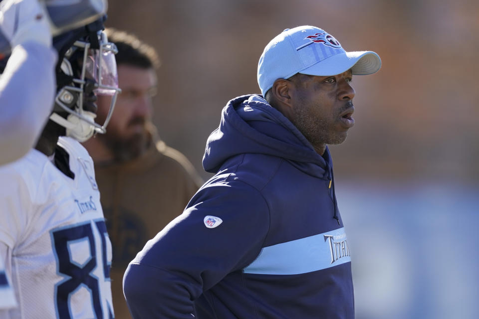 Tennessee Titans tight ends coach Tony Dews gives instructions to players during an NFL football practice Thursday, Dec. 7, 2023, in Nashville, Tenn. (AP Photo/George Walker IV)