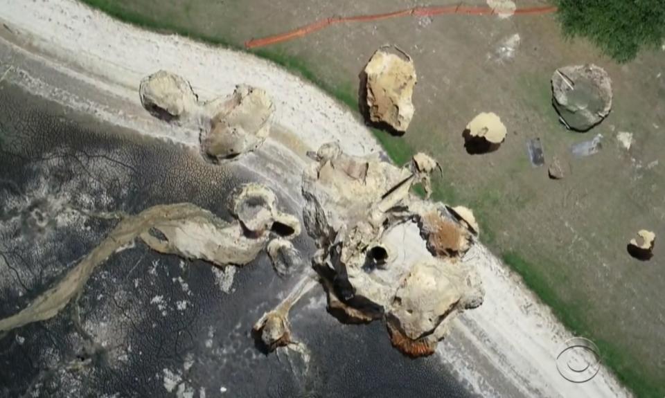 El área de socavones en Wynchase, Ocala (Florida Central), parece una suerte de paisaje lunar visto desde el aire. (Captura de video / CBS)