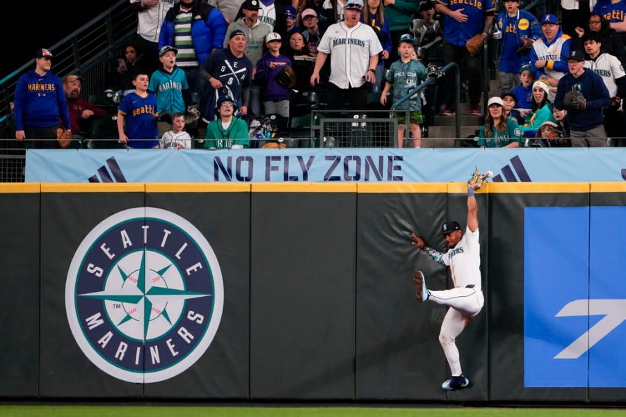 Seattle Mariners center fielder Julio Rodríguez just misses catching a home run ball from Cleveland Guardians’ Tyler Freeman during the sixth inning of a baseball game Monday, April 1, 2024, in Seattle. (AP Photo/Lindsey Wasson)