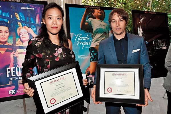 《歡迎光臨奇幻城堡》獲獎連連，鄒時擎（左）和尚恩貝克（右）出席領取美國電影學會頒發的年度10大電影獎。（鄒時擎提供）