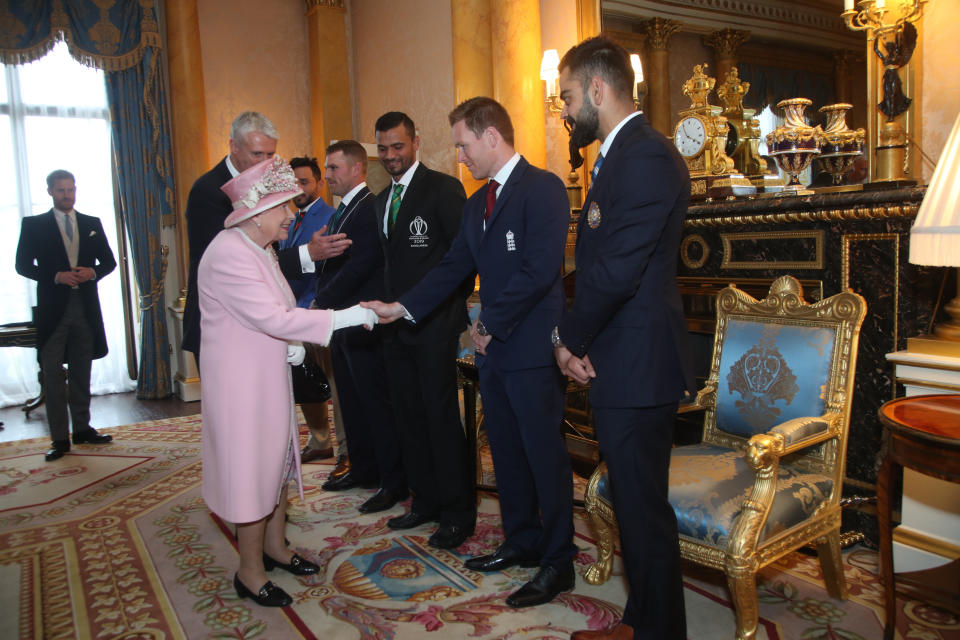 LONDON, ENGLAND - MAY 29: Queen Elizabeth II meets England cricket captain Eoin Morgan (2R), Afghanistan captain Gulbadin Naib (L), Australia captain Aaron Finch (2L), Bangladesh captain Masrafe Bin Mortaza (3L) and India captain Virat Kohli (R) at Buckingham Palace on May 29, 2019 in London, England. The captains of the teams taking part in the ICC Cricket World Cup meet for a photograph in the 1844 Room at Buckingham Palace in London, ahead of the competition's Opening Party on the Mall. (Photo by Yui Mok - WPA Pool/Getty Images)