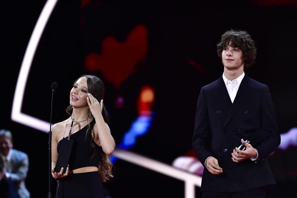 Los actores Carla Quílez y Paul Kircher tras recibir la Concha de Plata a la mejor interpretación protagonista en la 70a edición del Festival de Cine de San Sebastián en San Sebastián, España, el 24 de septiembre de 2022. (Foto AP/Álvaro Barrientos)