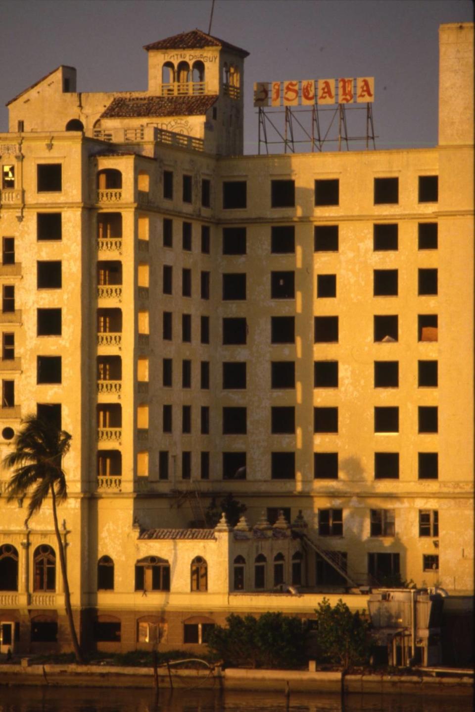 Una foto de archivo del 21 de abril de 1983 de The Biscaya en West Avenue de Miami Beach. El que fuera el Floridian en los años 20, fue el lugar de residencia de Al Capone, Sophie Tucker y Al Jolson y uno de los hoteles más glamorosos de la ciudad. El Biscaya cayó en desgracia, fue utilizado como escenario para un episodio de la segunda temporada de "Miami Vice" titulado "Trust Fund Pirates" en 1986, y fue demolido en marzo de 1987.