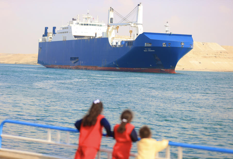 La ruta por el mar Rojo y el canal de Suez es fundamental para el transporte de mercancías marítimo. (Fareed Kotb/Anadolu via Getty)