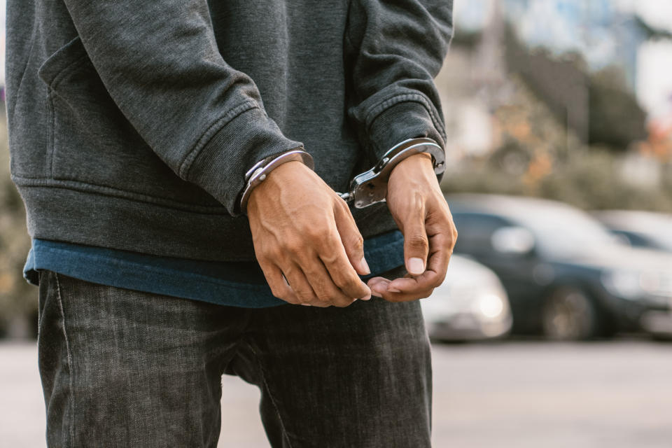 In Deutschland haben Polizei und Staatsanwaltschaft ein hoheitliches Festnahmerecht. In besonderen Fällen dürfen aber auch Privatpersonen einen Tatverdächtigen vorübergehend festnehmen. (Symbolbild: Getty Images)