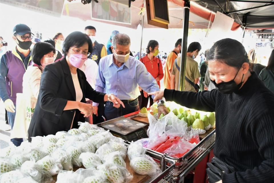 王惠美關心種芭樂農民收入情形，也邀請大家到社頭玩，還可買到優惠價的芭樂及織襪。 (記者曾厚銘攝)