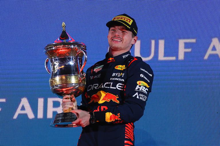 El neerlandés Max Verstappen (Red Bull) celebra tras consagrarse por primera vez en Baréin; logró su 36° victoria en F1