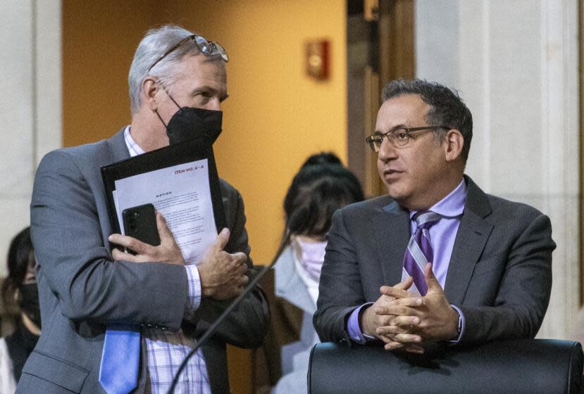 LOS ANGELES, CA - December 13, 2022: City Councilmember Bob Blumenfield right, talks with staff during LA City Council meeting on Tuesday, Dec. 13, 2022 in Los Angeles, CA. (Brian van der Brug / Los Angeles Times)