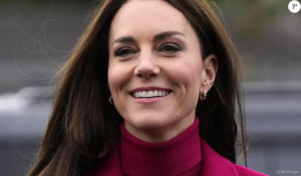 Kate Middleton solaire en manteau flashy et escarpins, la princesse joue le jeu à fond avec William - BestImage