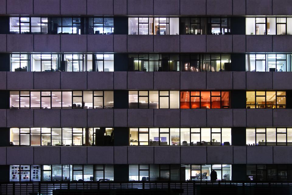 Nachtelijk kantoor in Hong Kong