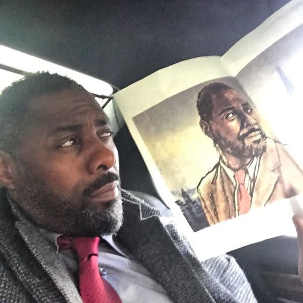 Idris Elba posiert mit sich selbst