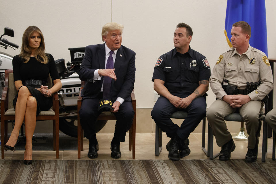 Sin debate sobre el control de armas, Trump visitó a las víctimas de Las Vegas