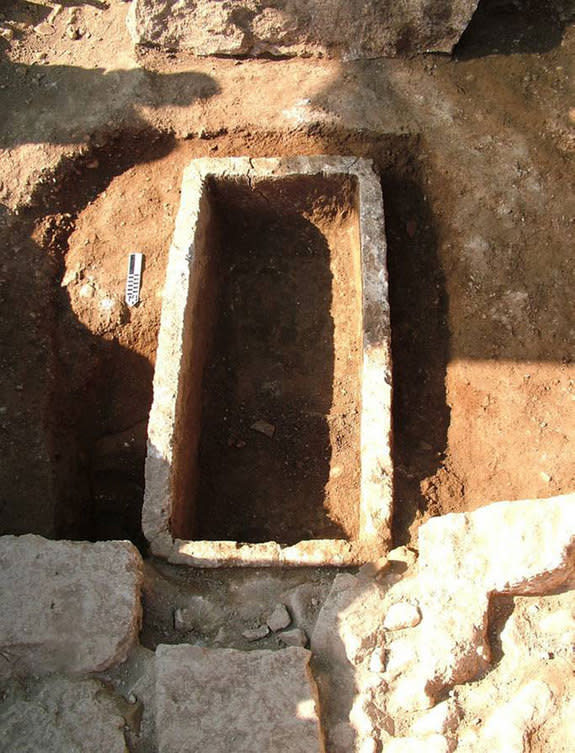 A 2,800-year-old tomb with the remains of a possibly wealthy individual inside, has been discovered in the ancient city of Corinth in Greece.