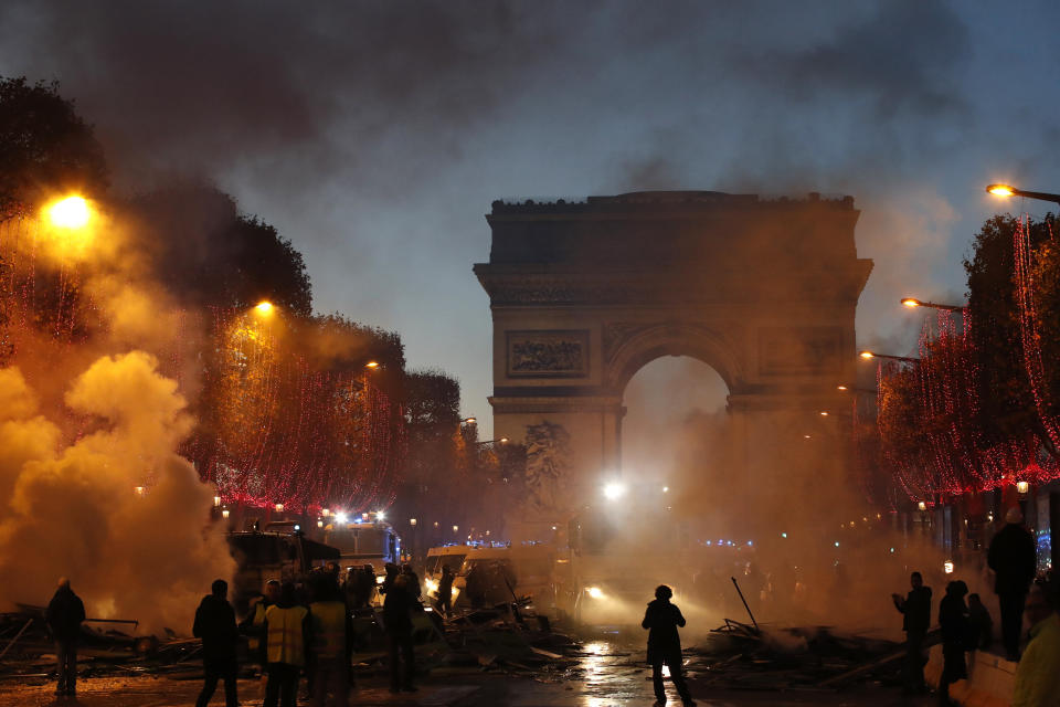 Antigovernment protesters clash with police in Paris