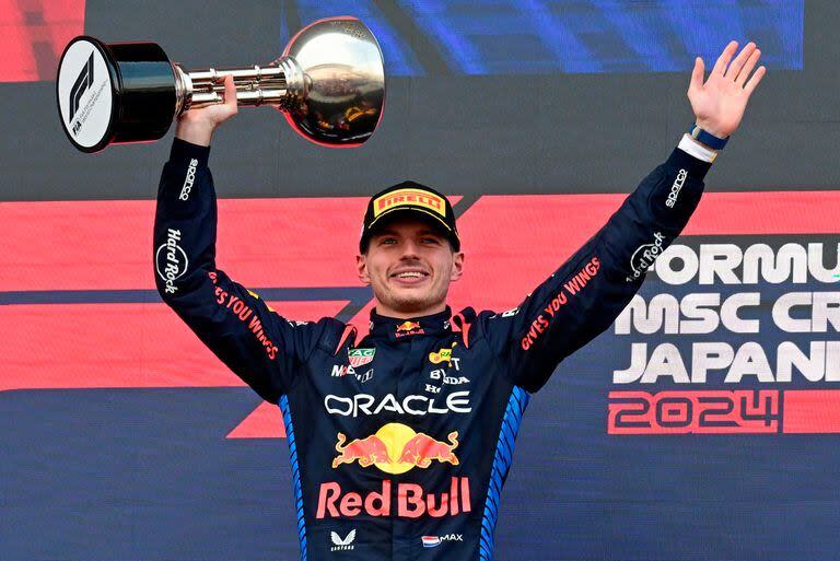 El festejo de Max Verstappen en el podio de Suzuka: tercer éxito del piloto neerlandés en la temporada, que suma la misma cantidad de éxitos en el Gran Premio de Japón