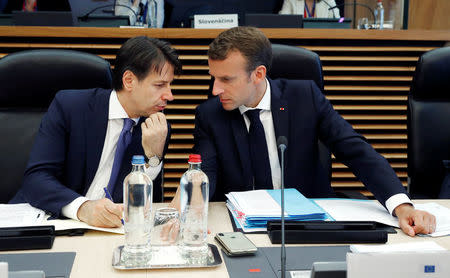 Italian Prime Minister Giuseppe Conte talks with French President Emmanuel Macron during an emergency European Union leaders summit on immigration at the EU Commission headquarters in Brussels, Belgium June 24, 2018. REUTERS/Yves Herman/Pool