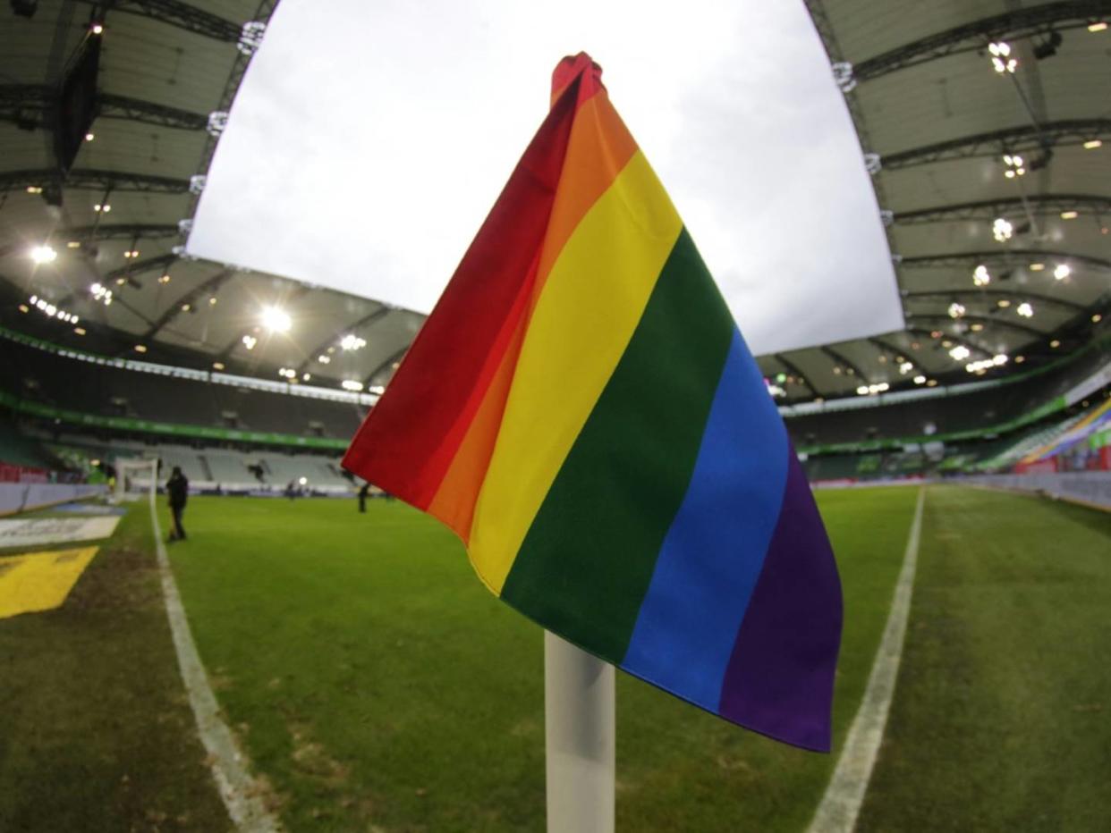 Regenbogen-Auto bei EM-Finale