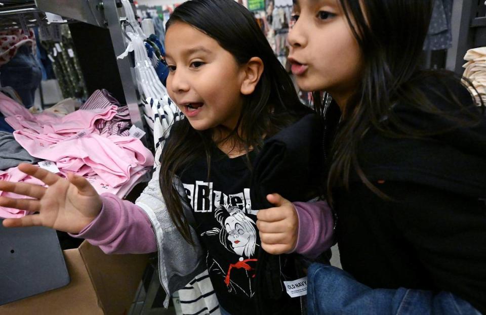 Dos niñas de Live Again Fresno compran con entusiasmo en Old Navy la mañana del lunes 18 de diciembre de 2023, en Fresno. ERIC PAUL ZAMORA/ezamora@fresnobee.com