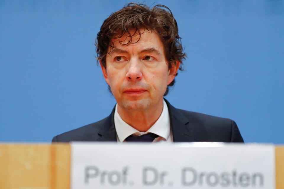 Christian Drosten bei einer Pressekonferenz im Januar (Bild: REUTERS/Fabrizio Bensch/Pool)