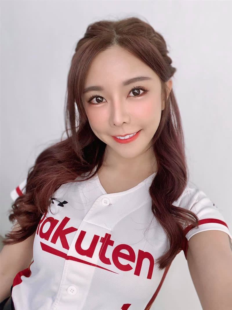 中華職棒樂天桃猿啦啦隊「Rakuten Girls」人氣隊員巫苡萱，擁有天使臉孔及傲人身材，吸引許多粉絲喜愛。（圖／翻攝自巫苡萱臉書粉專）