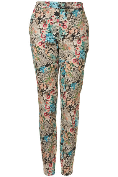 Diese Blumenhose sieht fast aus, als hätte Claude Monet sie persönlich bemalt. Das Blumenmuster ist so wunderschön und harmonisch wie eines seiner berühmten Gemälde. Aufpassen, nicht dass Sie vor lauter Träumerei verpassen, all die bewundernden Blicke aufzusaugen. (Hose von Topshop über topshop.com um 52 Euro)