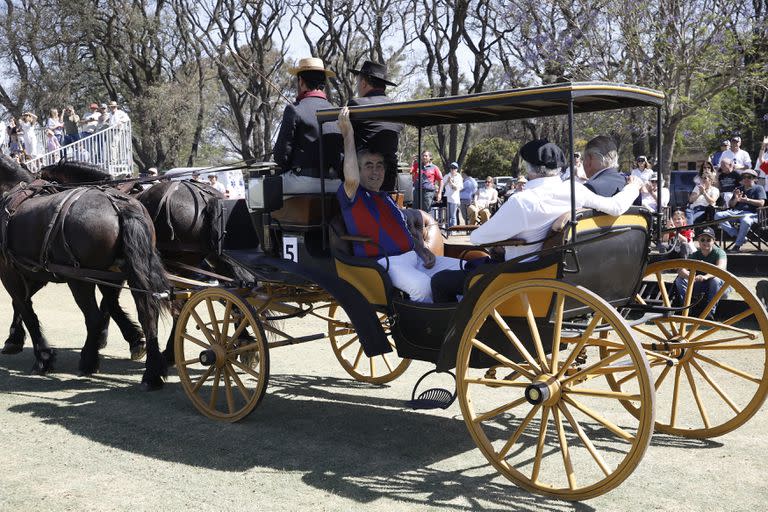 El carruaje que llevaba a las glorias de Coronel Suárez en la fiesta de los 100 años de la AAP: Alberto Pedro Heguy (boina), Alfredo Harriott (derecha) y Daniel González, el... "traidor" que viste una doble camiseta, ya que jugó también en el archirrival, Santa Ana.