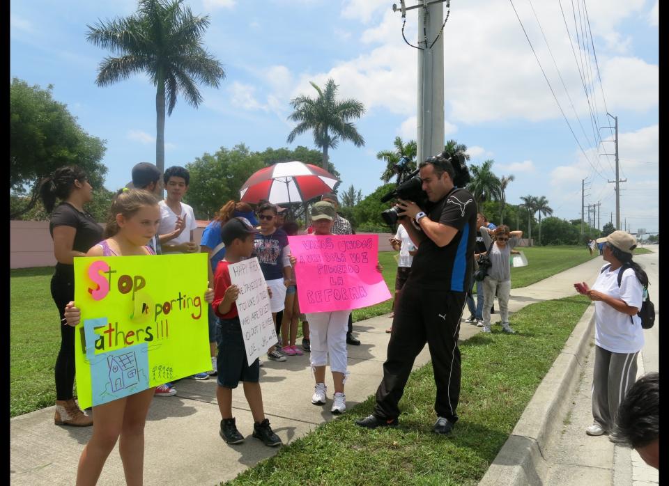  Immigrant families rally at detention center for Father's Day, call on Rubio, Diaz-Balart 