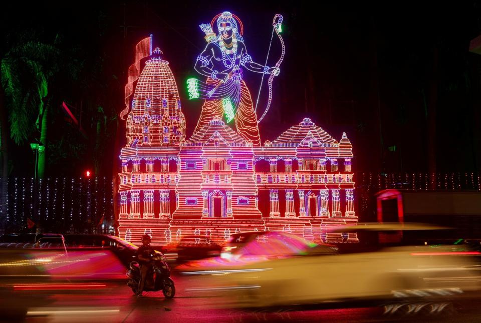 2024年1月20日，為慶賀聖城阿尤德亞的羅摩神廟將開光，印度孟買街道上設置了羅摩神廟與羅摩的燈飾。路透社