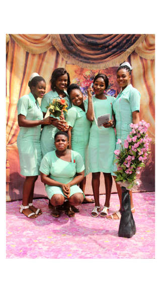 “Student nurses Alfrah, Adabesi, Odah, Uzoma, Abor and Aniagolum”. Un portrait de groupe signé de la Nigériane Ruth Ginika Ossai et réalisé à Onitsha, dans l’État d’Anambra, au Nigeria, en 2018.. PHOTO RUTH GINIKA OSSAI