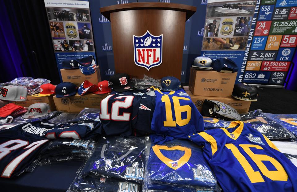 Una colección de gorras y camisetas falsificadas se exhibe durante una conferencia de prensa en el Super Bowl Media Center en Atlanta, Georgia, el 31 de enero de 2019, mientras la Liga Nacional de Fútbol y las agencias policiales anuncian los últimos resultados de las incautaciones de juegos falsos. mercancía relacionada y boletos antes del Super Bowl LIII. (Foto de TIMOTHY A. CLARY / AFP / Getty Images)