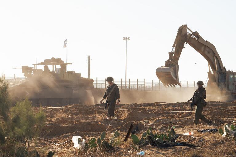 Esta fotografía publicada por el ejército israelí el 8 de mayo de 2024 muestra a las fuerzas israelíes operando en Rafah, en el sur de la Franja de Gaza