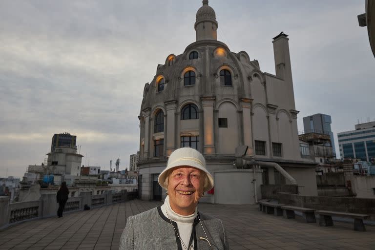 Las cúpulas del edificio Bencich en la avenida de Mayo. Estuvo la dueña Violeta Bencich, de sombrero, y también otros descendientes de la familia.