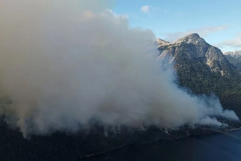 Aún se desconoce la superficie afectada por el nuevo frente de fuego