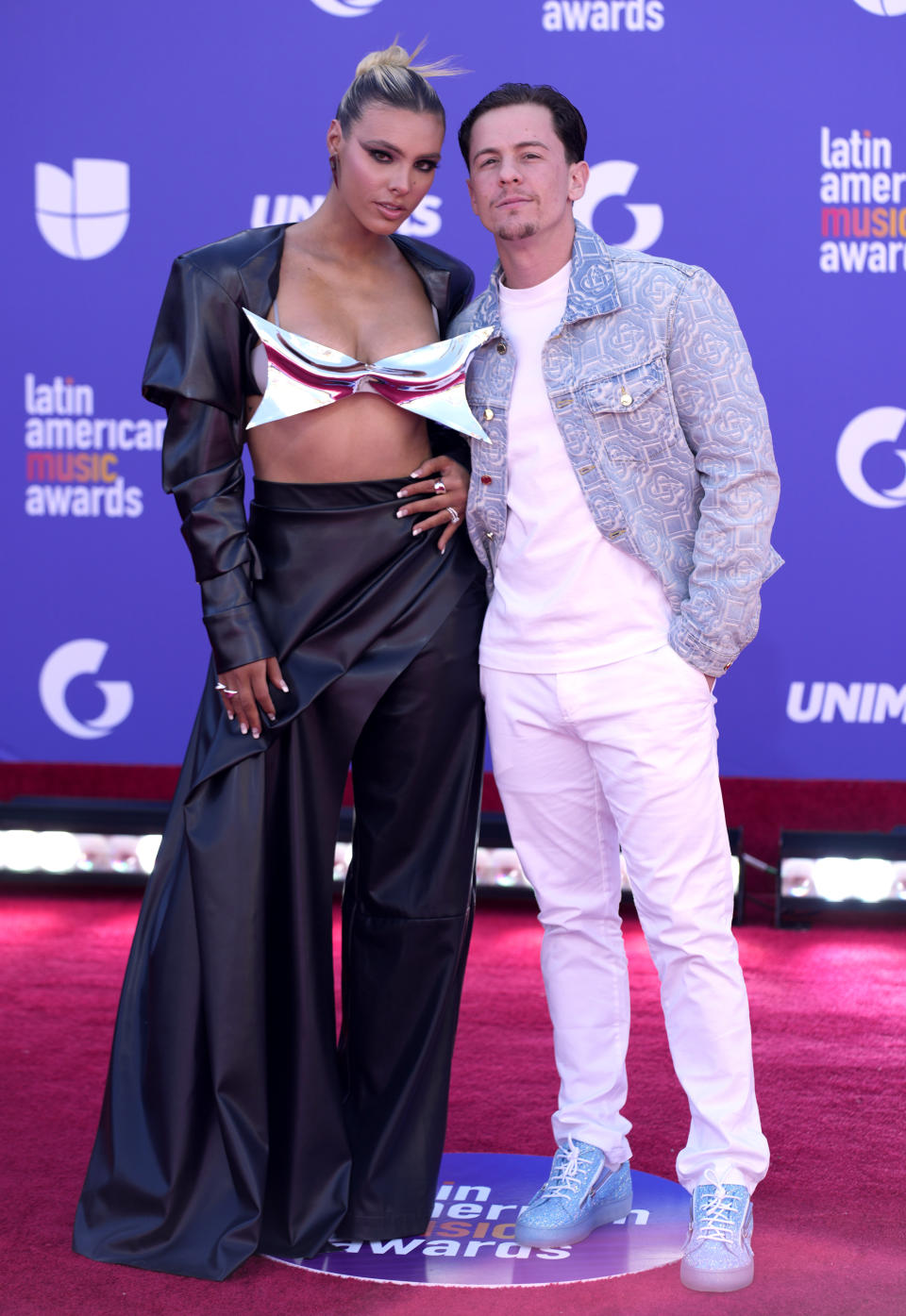 Lele Pons, izquierda, y Guaynaa llegan a los Latin American Music Awards el jueves 20 de abril de 2023 en la arena MGM Grand Garden en Las Vegas. (Foto AP/John Locher)