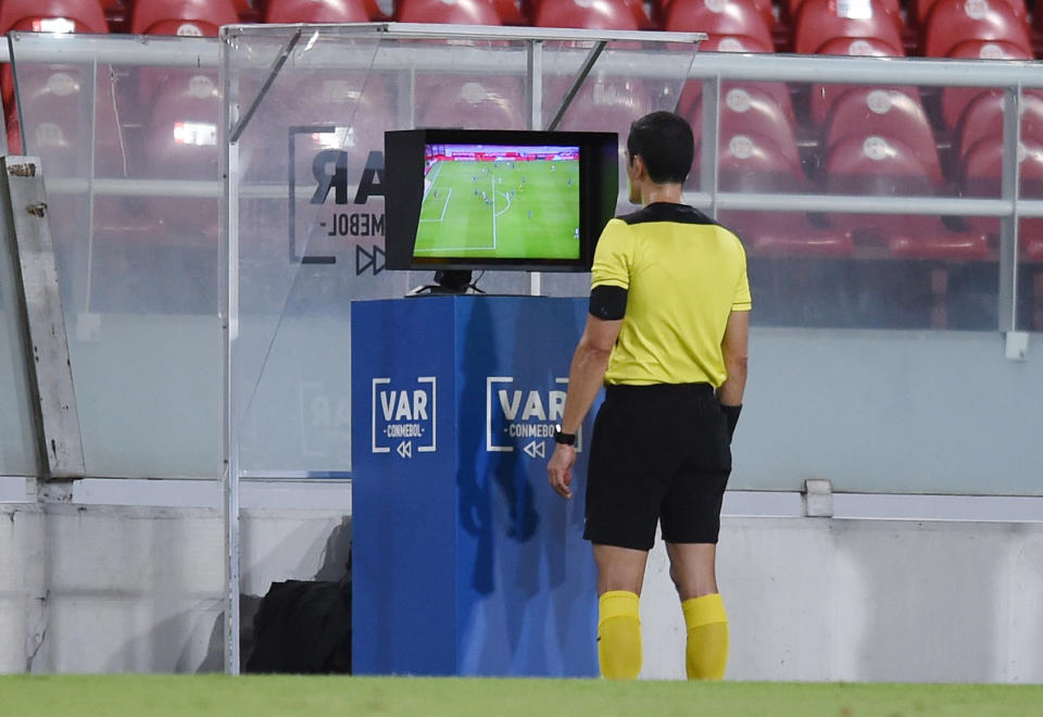 Soccer Football - Copa Libertadores - Quarter final - First Leg - River Plate v Nacional - Estadio Libertadores de America, Buenos Aires, Argentina - December 10, 2020 Referee Andres Rojas refers to VAR Pool via REUTERS/Marcelo Endelli