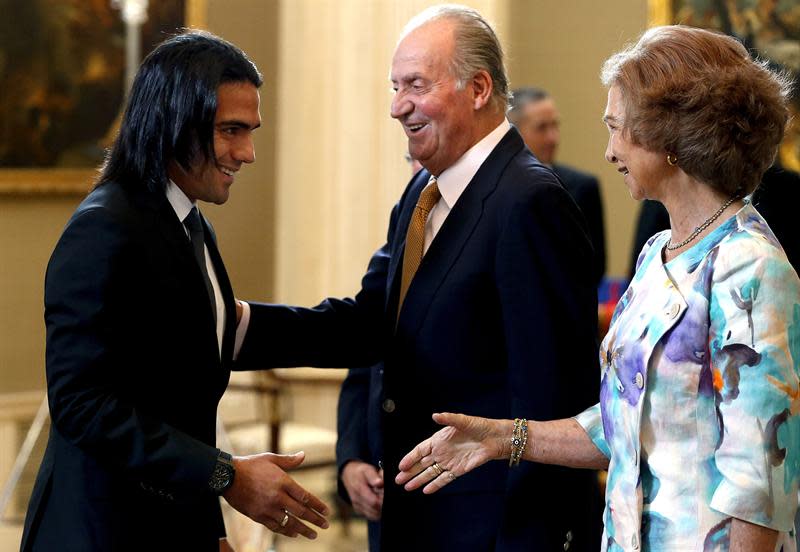 El Rey Juan Carlos (c) saluda al colombiano Radamel Falcao. EFE/ JuanJo Martin.