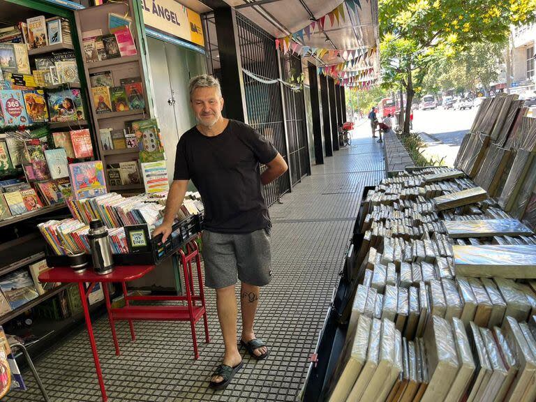 "Necesito laburar, el día no me lo paga nadie. Si no abro, no vendo y no gano plata”, dice Marcelo Mosquera, de 60, propietario de un puesto de libros de Plaza Italia - Créditos: @María Nöllmann