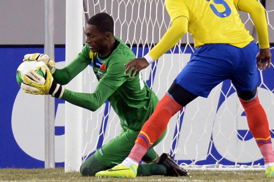 Domínguez atrapa la pelota; suma 52 partidos en el seleccionado de Ecuador y atajó en el Mundial 2014