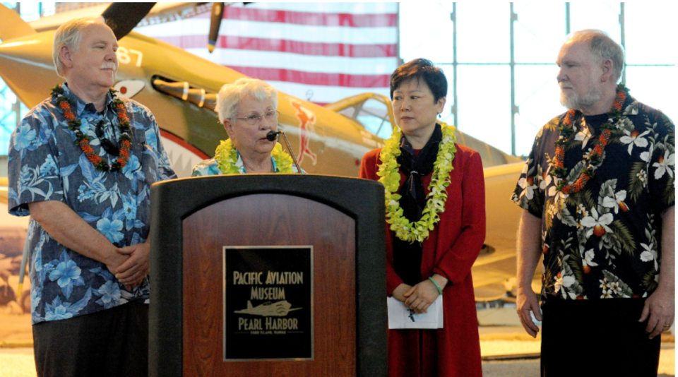 2012年，美國空軍太平洋航空軍邀請本內達夫人艾莉諾（左二）與李先念之女李小林齊聚夏威夷，紀念中共救助美軍飛行員的歷史。（照片來源：太平洋航空軍）