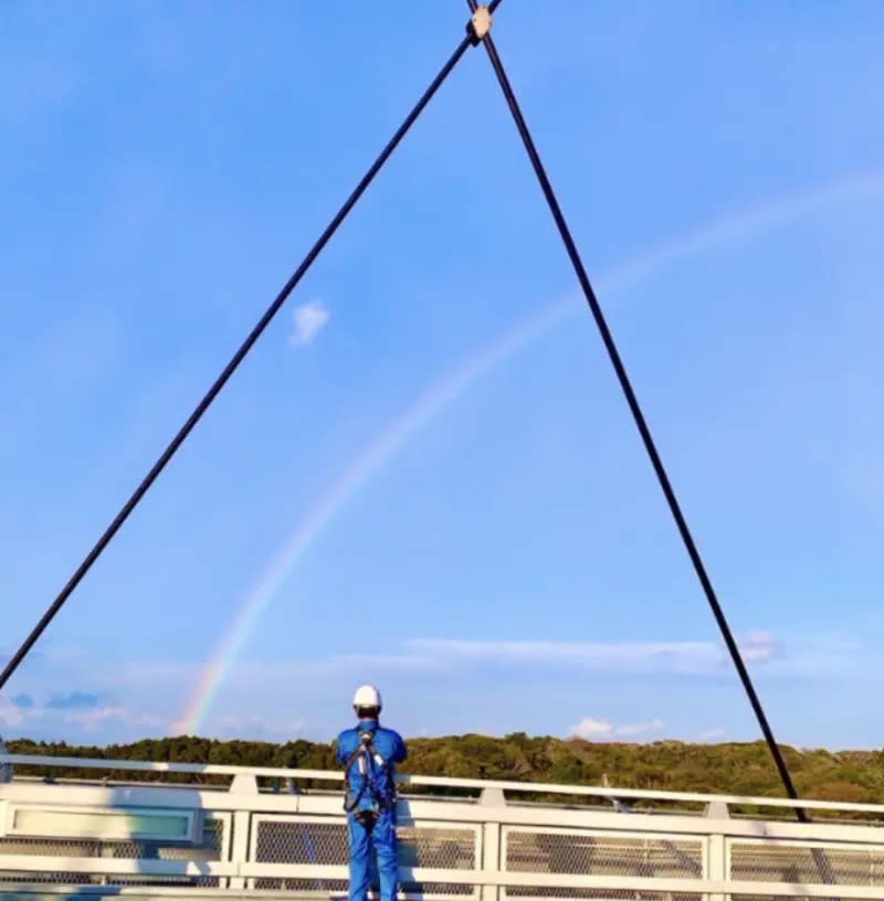 ▲木村拍攝建築師監工的橋段，遇到極惡劣天候，狂風暴雨加上冰雹，過程中木村爬上超高鷹架拍攝，最後天空竟還出現彩虹，他開心拍下和彩虹的合照，吸引7萬人按讚。（圖／該劇官方X「原推特」）