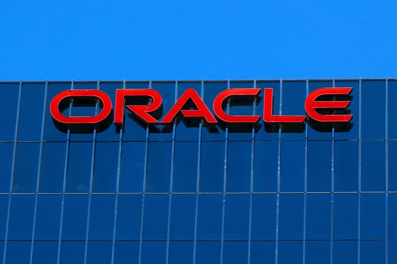 Foto de archivo. El logo de Oracle se muestra en un edificio de oficinas en Irvine, California