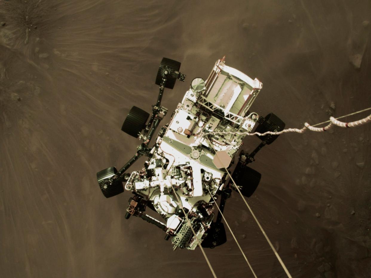 <p>La foto se hizo pública menos de un día después de que el rover aterrizara cerca de un antiguo río  </p> (NASA vía AP)